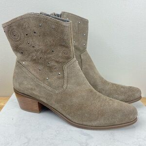 BANDOLINO Xerissa Suede Studded Leather Western Boots